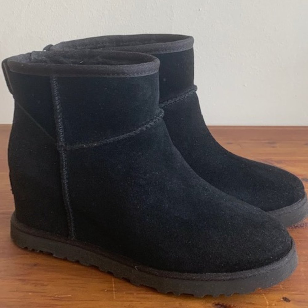 LOOKING FOR UGGS FEMME MINI IN SIZE 5!